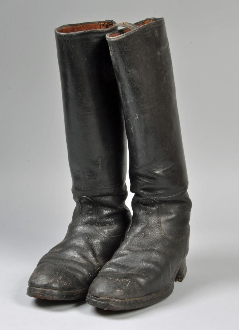One of the most recognizable images of jackboots comes from the German military, particularly during World War I and World War II.